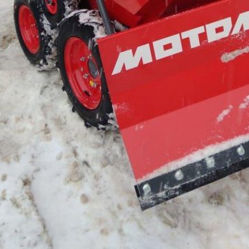 В Обнинске борются со снегом при помощи «мотомула»