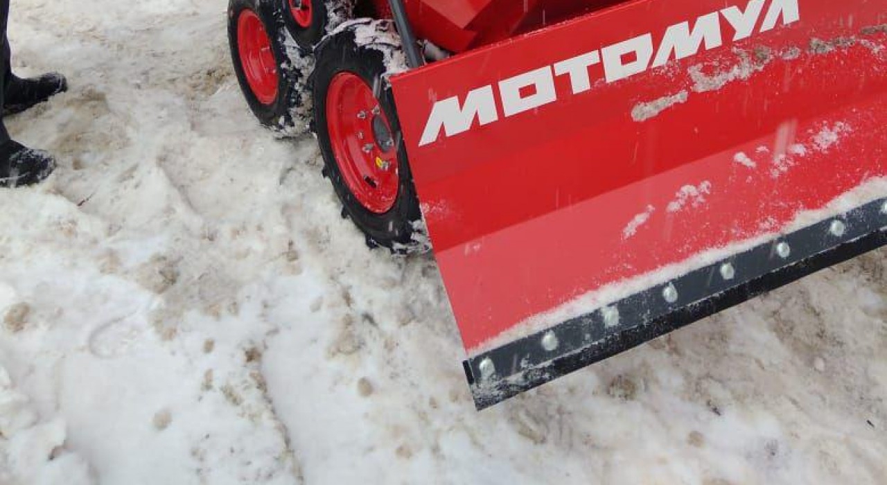 В Обнинске борются со снегом при помощи «мотомула»